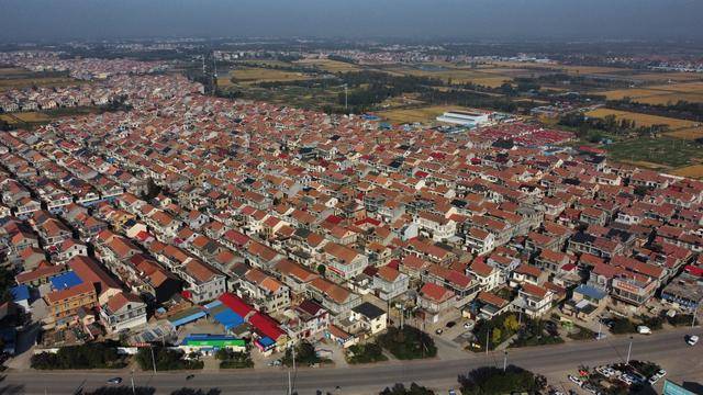 实探已落网的江苏“农民副县长”宋世敏老家:强制改造村内住房引争议 曾任当地一学校董事长