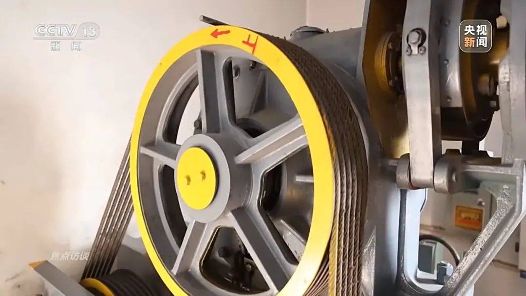 一电梯从11层冲顶到28层致7岁男孩全身骨折,老旧电梯维修更新何解?