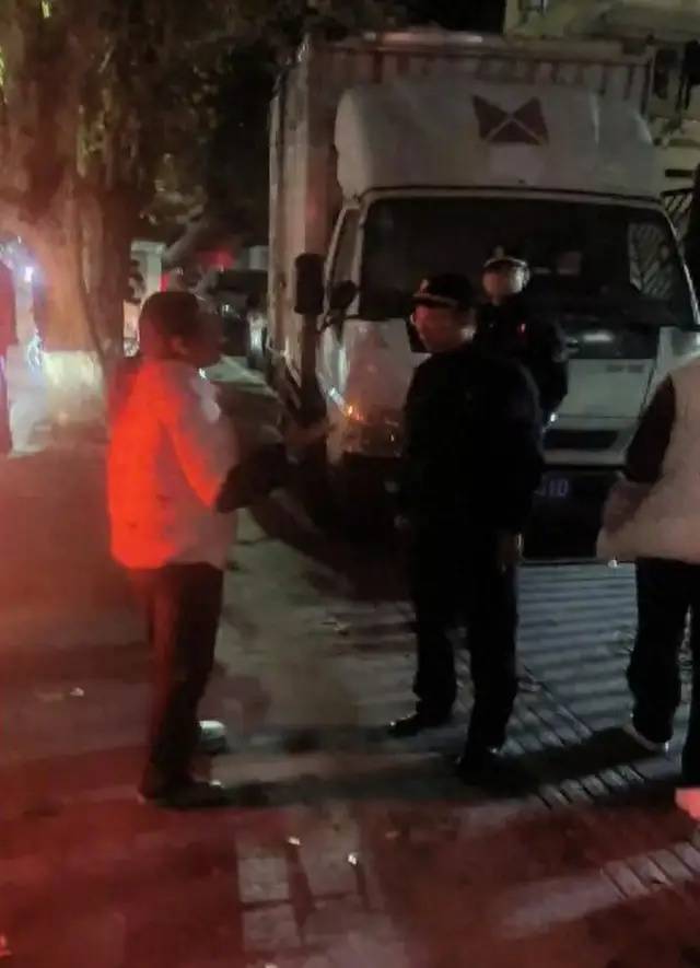 官方通报“摊贩借钱给执法人员交罚款”:涉事执法人员存在言语不当被批评教育,已致歉