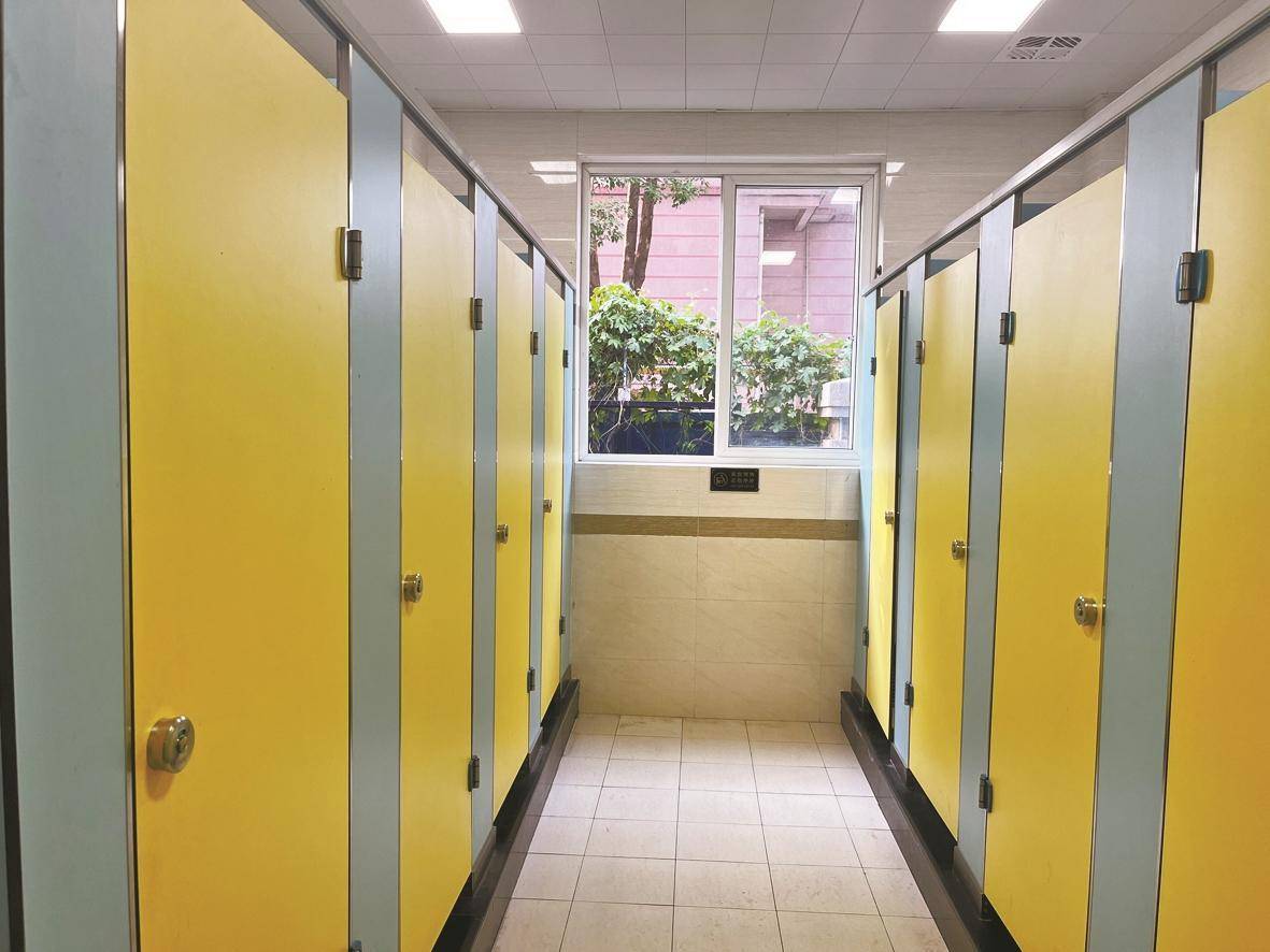 小学生不爱在学校上厕所 家长、学校如何引导?