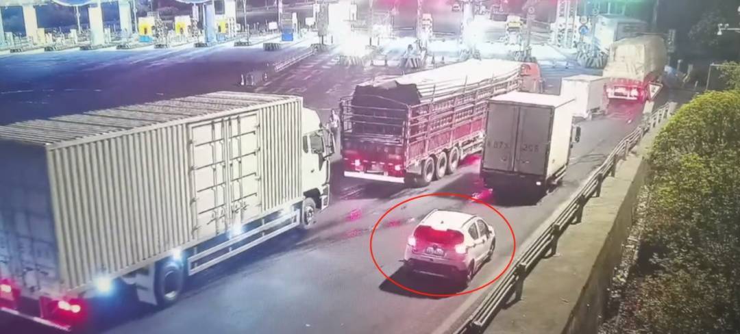 12岁男孩凌晨偷开父母车上高速，因车技太差被发现了……