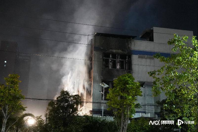 昨夜，中山一公司突发大火， 事发时火光冲天