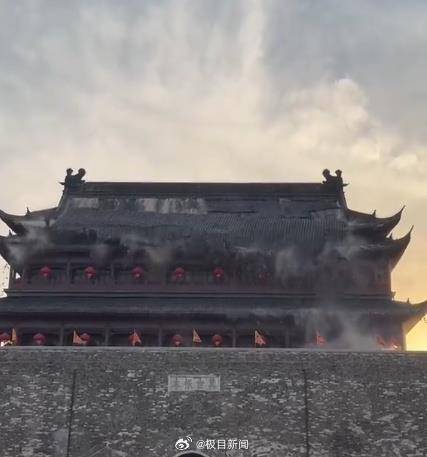 安徽凤阳明中都鼓楼瓦片脱落，目击者称持续一两分钟，官方：已进行勘查
