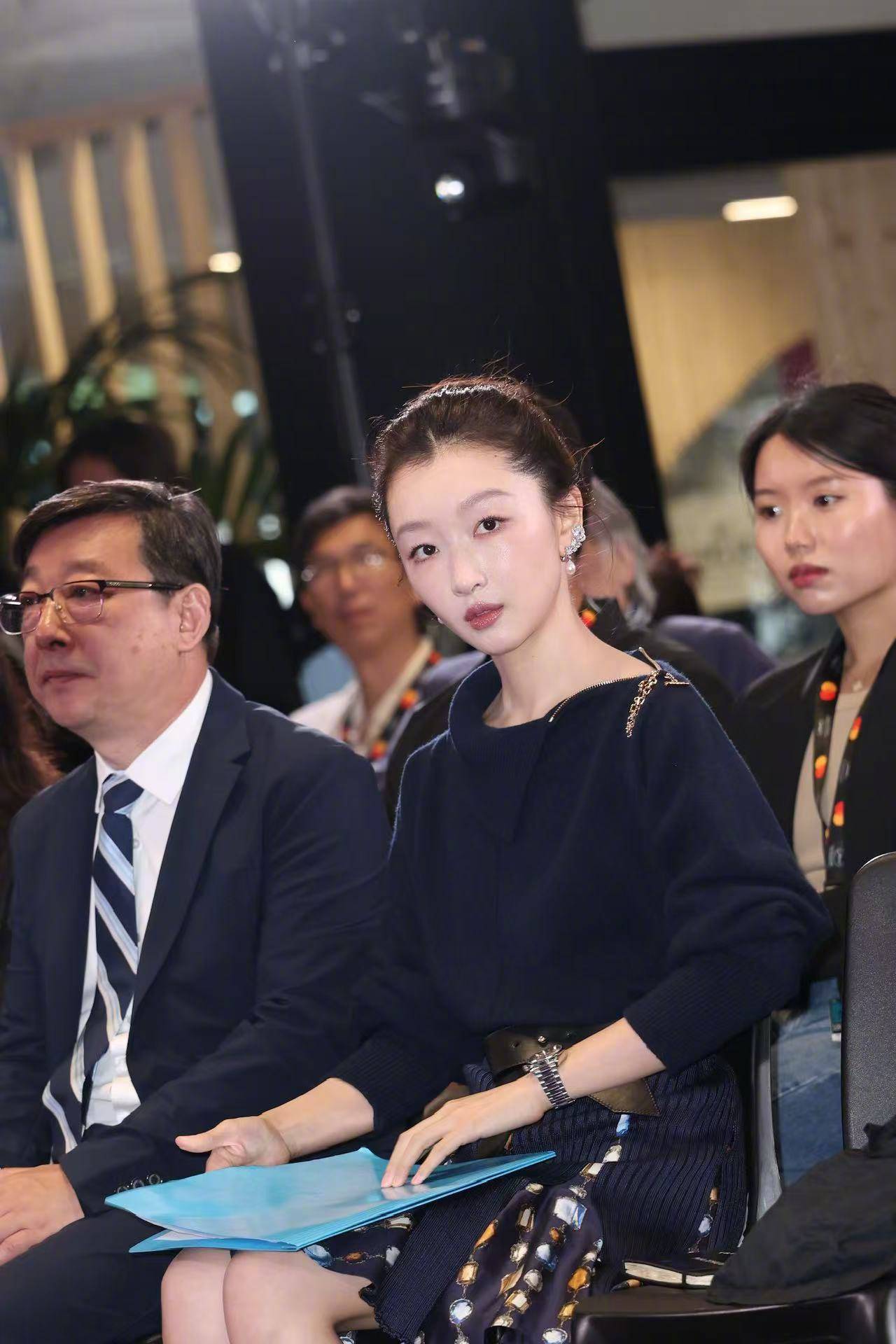 周冬雨亮相第78届戛纳电影节“金光计划” 呼吁创作者将创作热情注入短片作品
