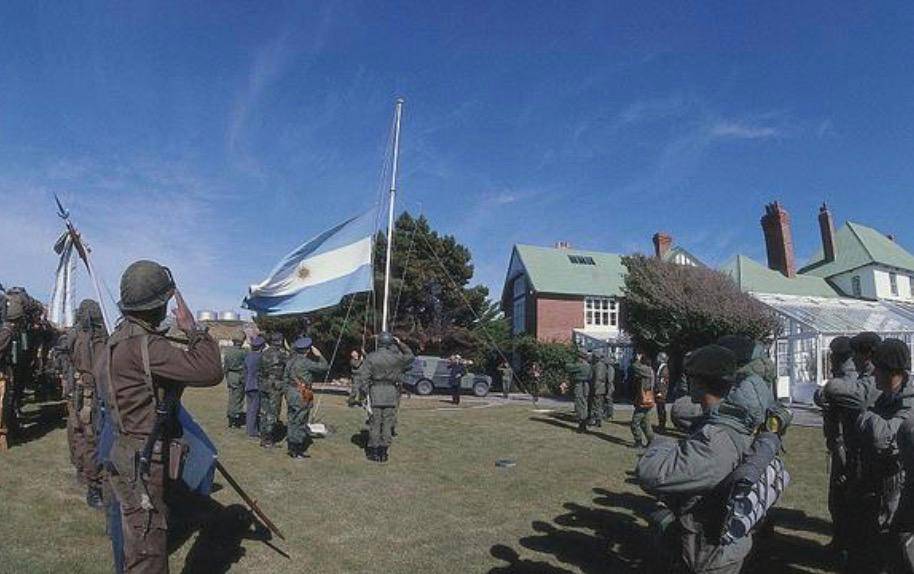 英国和阿根廷密谋南大西洋“抗中亲美”,回身看到马岛,又犹豫了