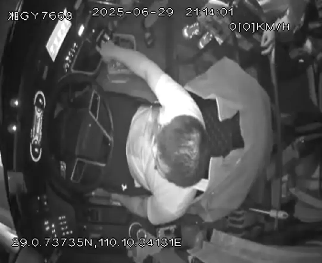 张家界司机高速上突发疾病,晕倒前尽全力熄火刹车救下整车韩国游客,自己不幸离世,年仅41岁,他是退役军人