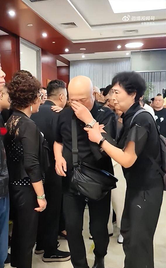 相声演员杨少华告别仪式今日举行，亲属身穿黑衣神情悲伤，儿子杨议哭到差点晕倒被抬出场馆