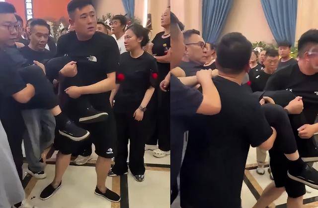 相声演员杨少华告别仪式今日举行，亲属身穿黑衣神情悲伤，儿子杨议哭到差点晕倒被抬出场馆