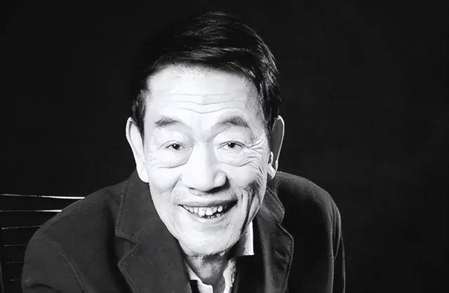 相声演员杨少华告别仪式今日举行，亲属身穿黑衣神情悲伤，儿子杨议哭到差点晕倒被抬出场馆