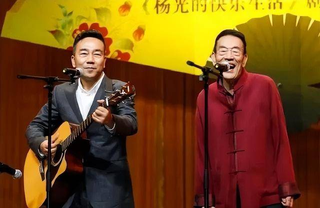 相声演员杨少华告别仪式今日举行，亲属身穿黑衣神情悲伤，儿子杨议哭到差点晕倒被抬出场馆