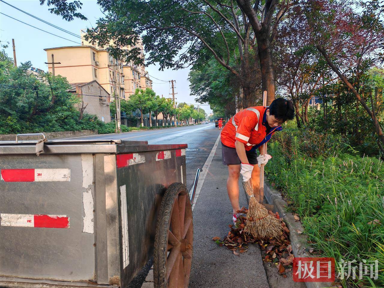 顶着高温凌晨起床，黄石15岁少年帮妈妈扫大街