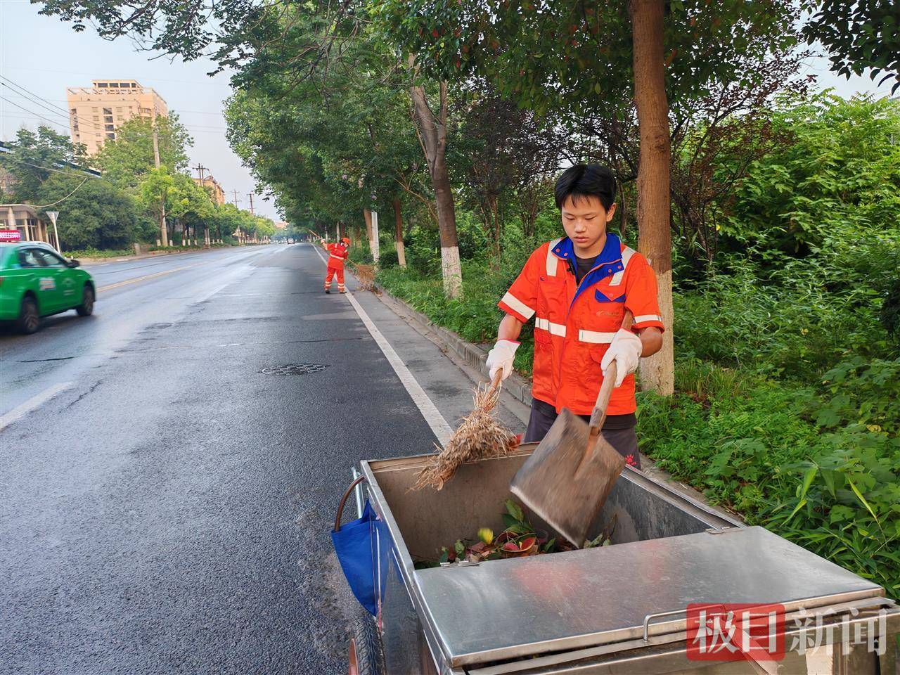 顶着高温凌晨起床，黄石15岁少年帮妈妈扫大街