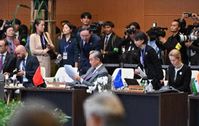 面对菲海警的驱逐,中国侦察船不语,舰载机起飞,直接4个字定性