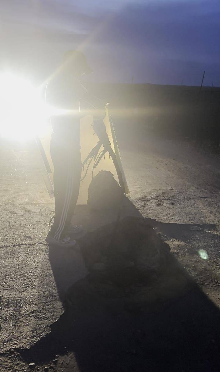 夜晚开车遇大坑,内蒙古一对夫妻往返20余公里布置“警示牌”