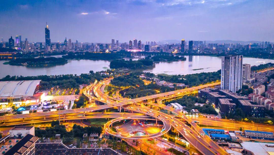 上半年江苏“成绩单”:“苏超”拉动餐饮增收5.7%,规上工业增加值增长7.4%