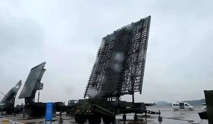 歼10C雷达遭到干扰,迅速请求空警500支援,霹雳15在最后时刻紧紧锁定歼20