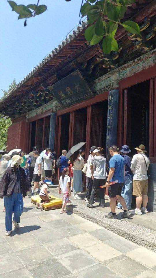 实探印乐任20年方丈的白马寺:基本无商业元素,每天免费供应60余桶水,游客在茶舍大排长龙