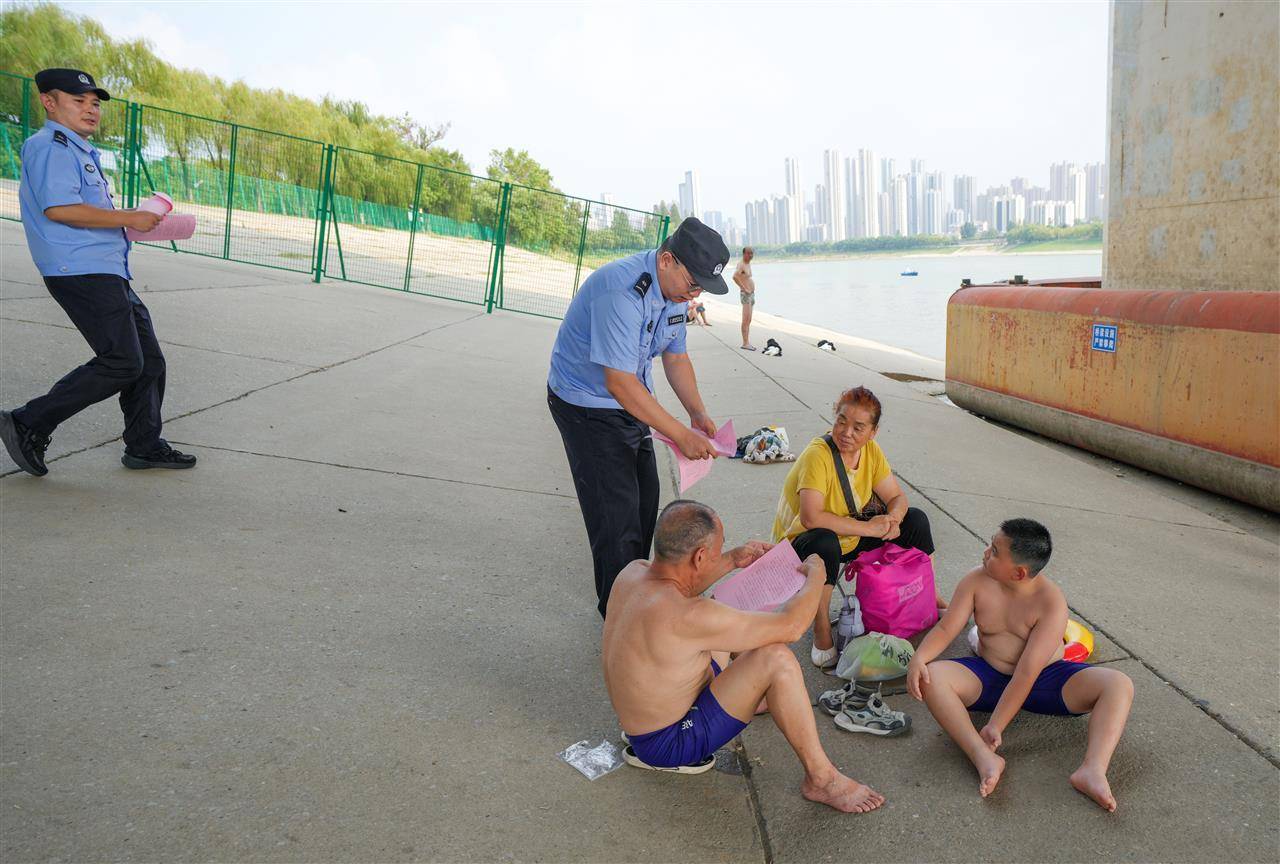 武汉多部门联合行动并提醒市民:远离两江通航水域,莫让消暑变险情