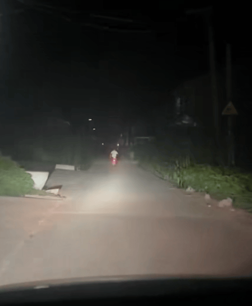 河南一男子晚上开车回家,骑夜路小男孩说“想蹭个灯”,一路温柔尾随护送