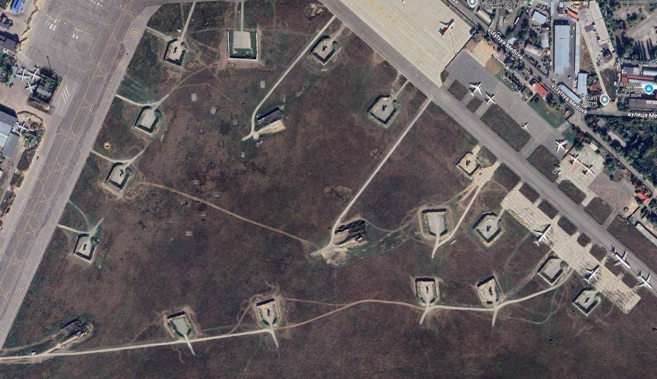 13发13中!乌军战略机场剧烈爆炸,炸出小太阳,美国这次损失大了