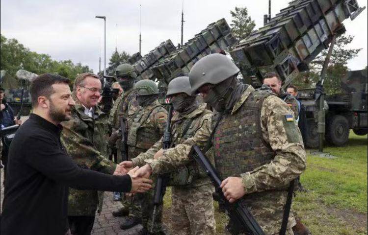 13发13中!乌军战略机场剧烈爆炸,炸出小太阳,美国这次损失大了