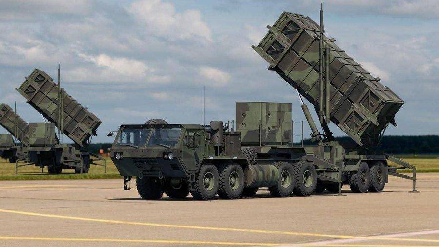 13发13中!乌军战略机场剧烈爆炸,炸出小太阳,美国这次损失大了