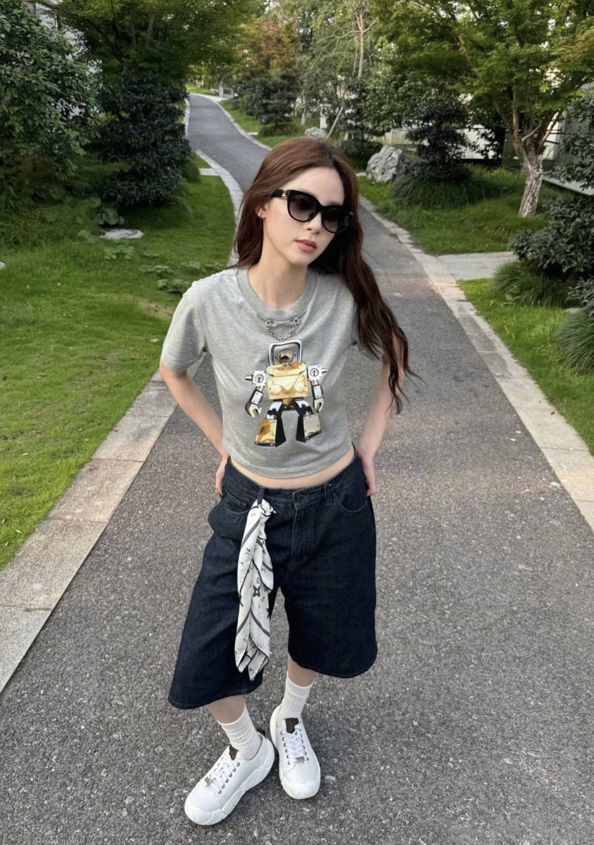 杨幂欧阳娜娜都爱穿的宽腿中裤,今夏火成这样啦?