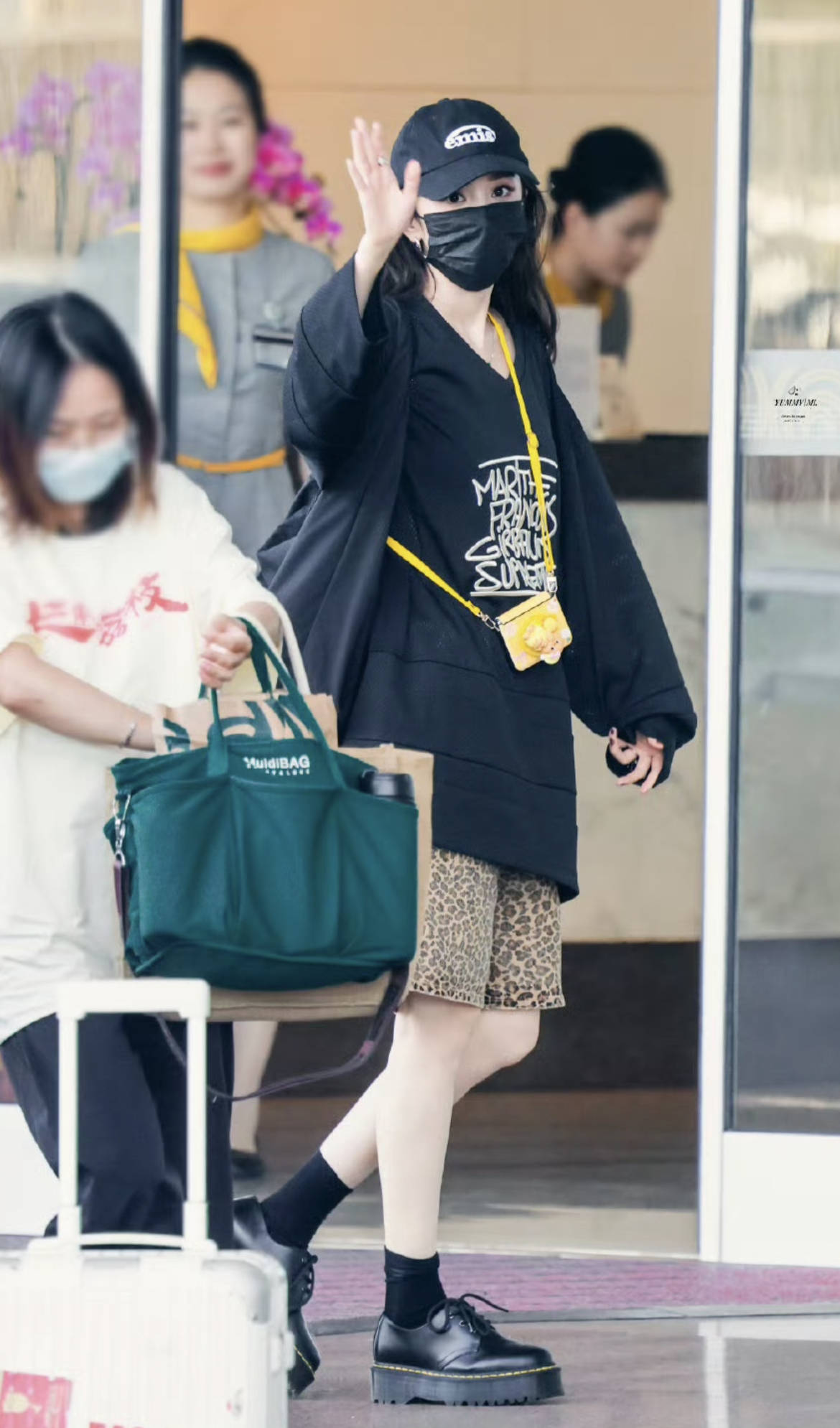 杨幂欧阳娜娜都爱穿的宽腿中裤,今夏火成这样啦?