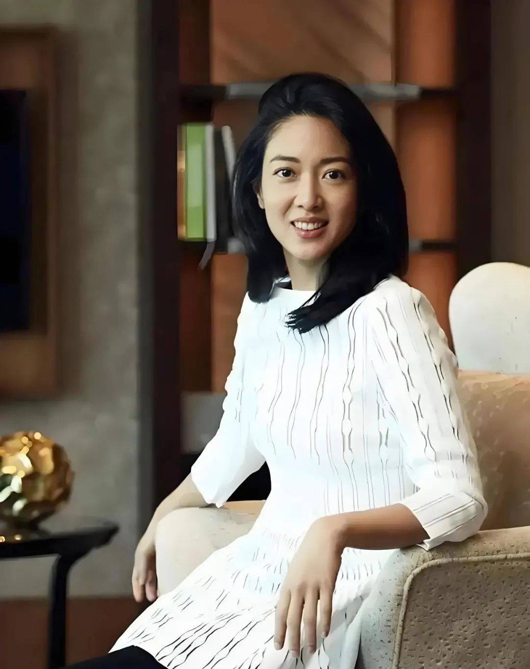 “打败”两个哥哥,48岁首富女儿上位