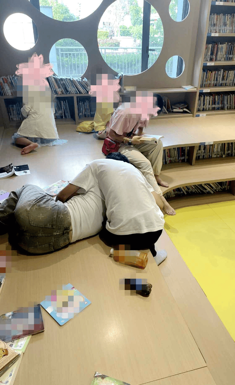 图书馆少儿阅读区情侣躺地搂抱亲热……不少孩子好奇张望,馆方回应
