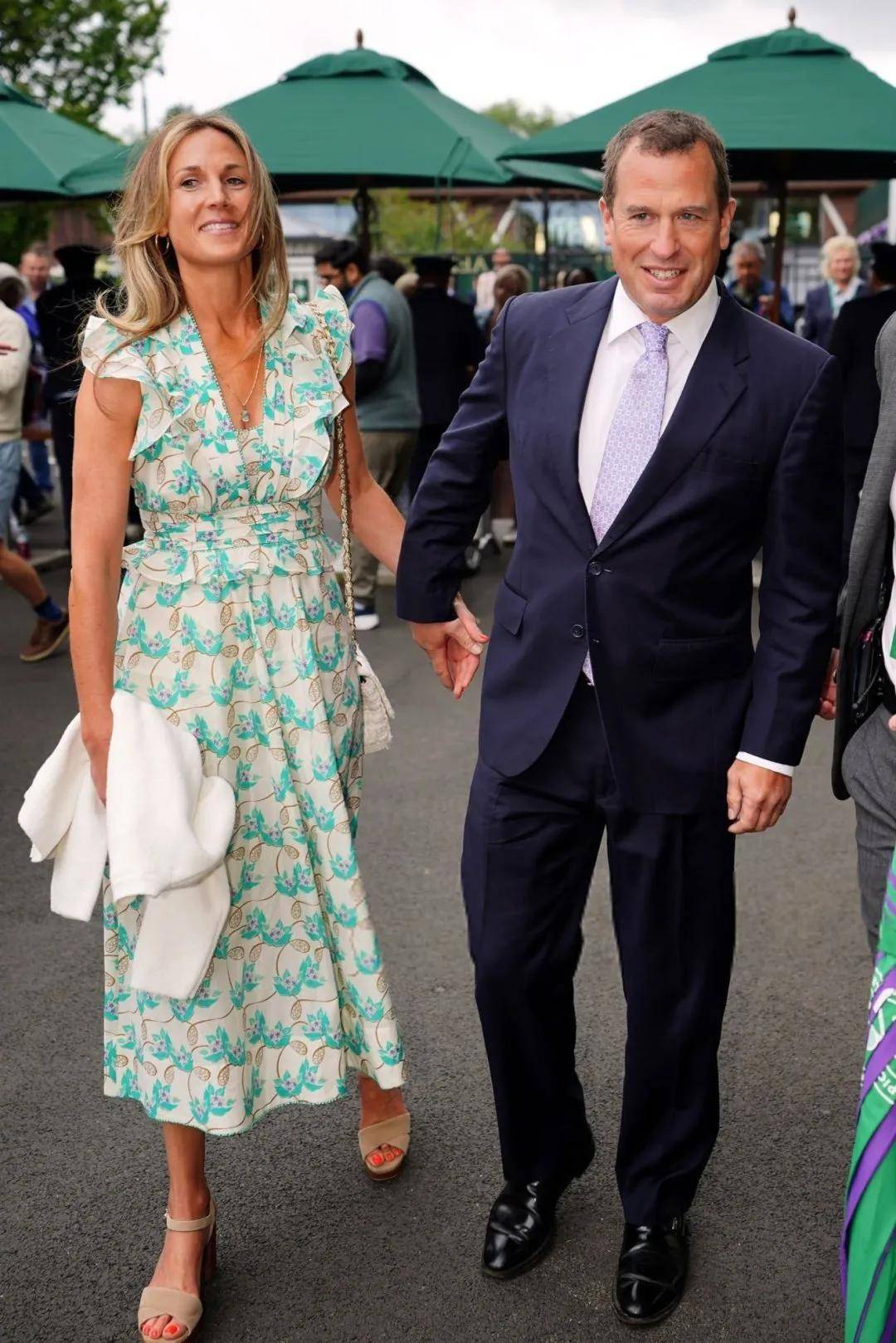 45岁离异带娃女护士嫁英国王室,比短剧更精彩!