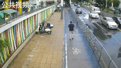 开车溅人一身水，深圳两名司机被罚