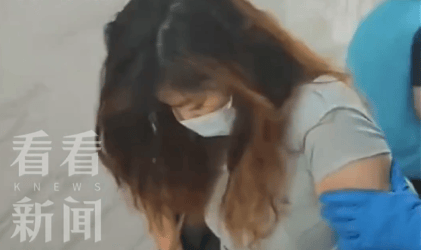 女艺人撞警逃逸被当场压制,躺地大喊“不能呼吸”,事后否认冲撞!