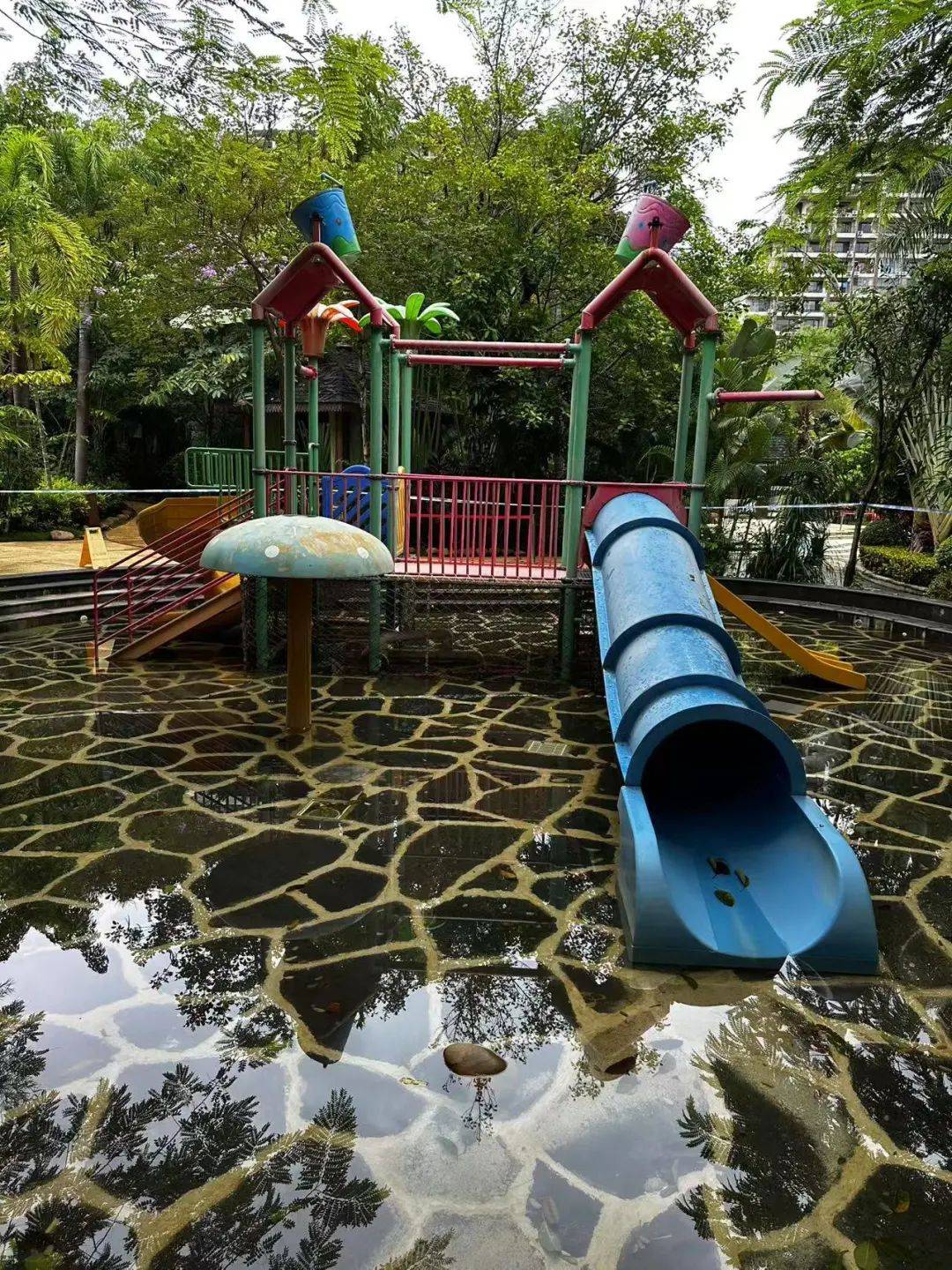 绝望14分钟!6岁女童被牢牢吸住身亡,妈妈在旁拼尽全力却救不回