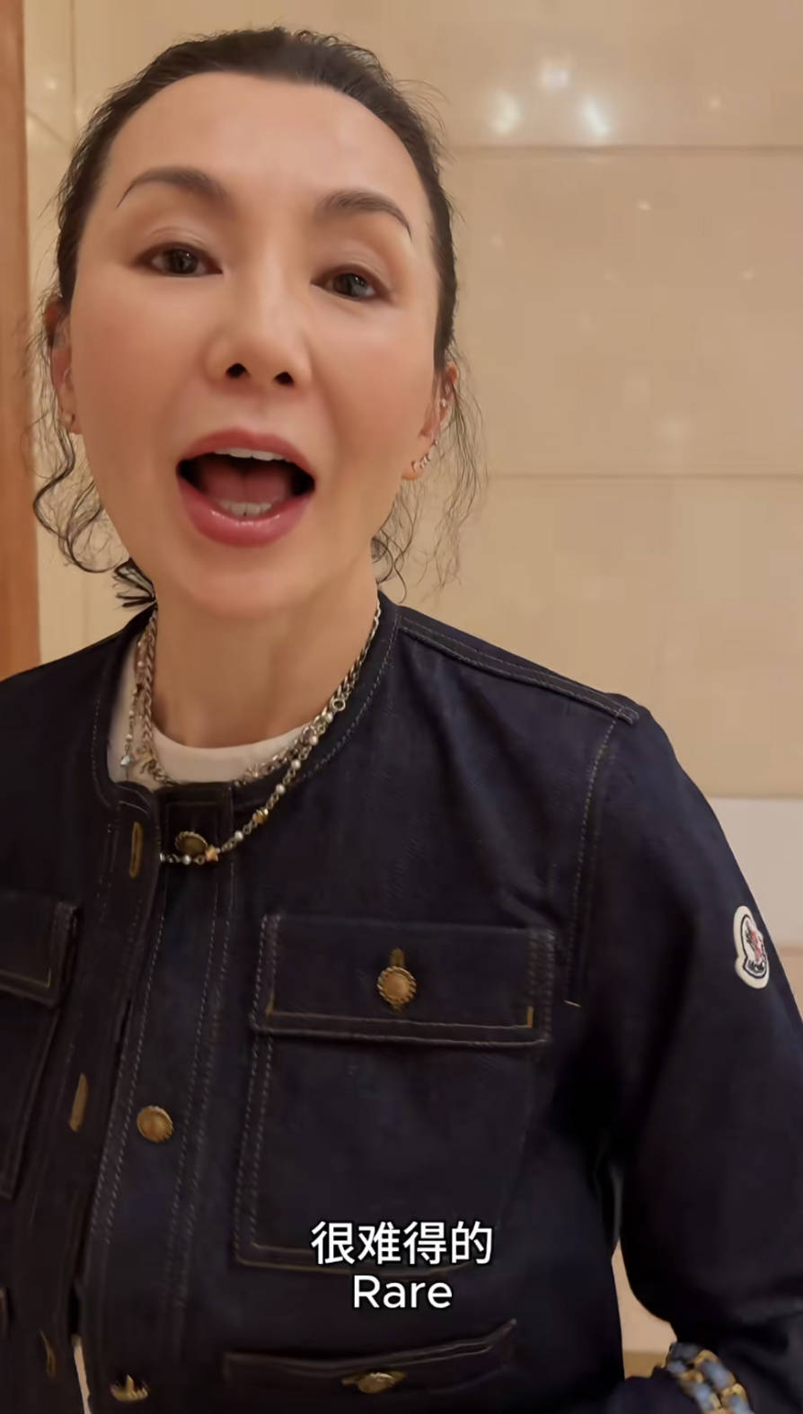 60岁张曼玉突然营业,穿79元T恤配10万珠宝,生活如此鲜活松弛!