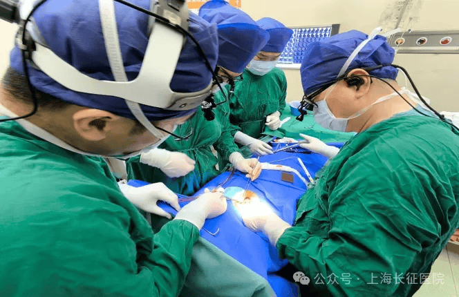 全球罕见!中国医生救回“身首离断”患者