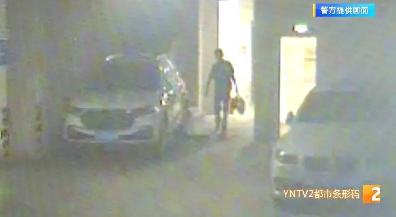 凌晨怪事!男子提着茅台袋子在车库,翻垃圾桶竟为了.....