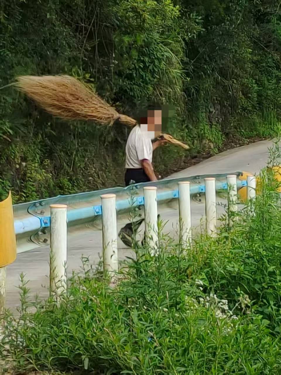 贵州老伯捡到00后村官丢弃旧照,误以为重要资料怀揣一月等送还,当事人:超感动