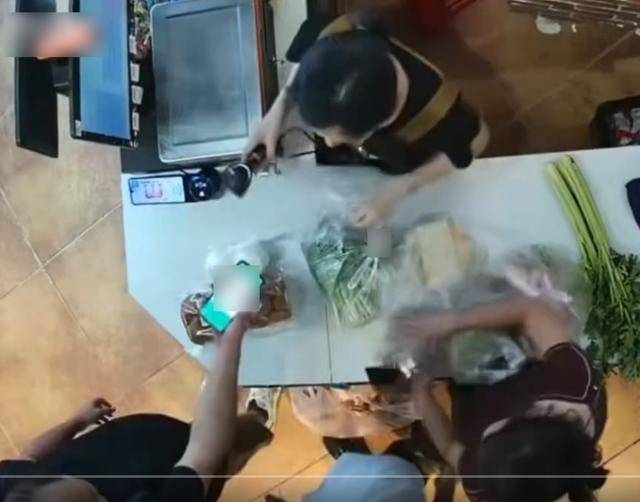 湖北13岁男孩超市制止插队遭男子猛踹，母亲回应