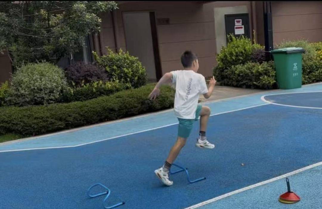 暑假“上门私教”兴起:体育老师进小区带娃练体能 有教练月入超2万