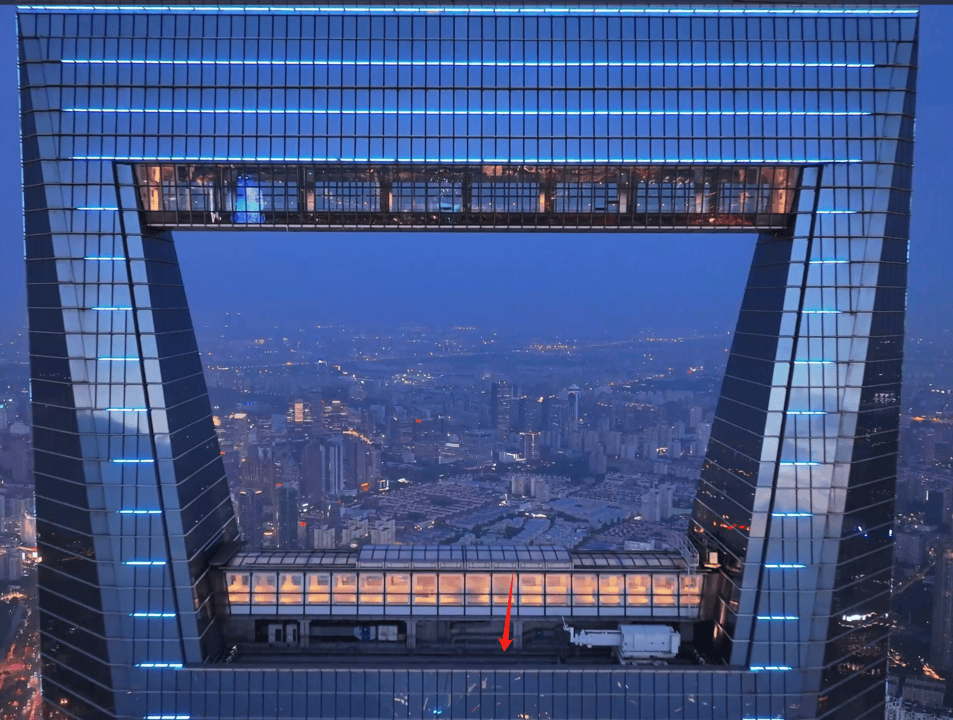 上海环球金融中心楼顶无人机对撞!对话管理方:9年已坠95架,楼顶“风洞”成黑飞重灾区!
