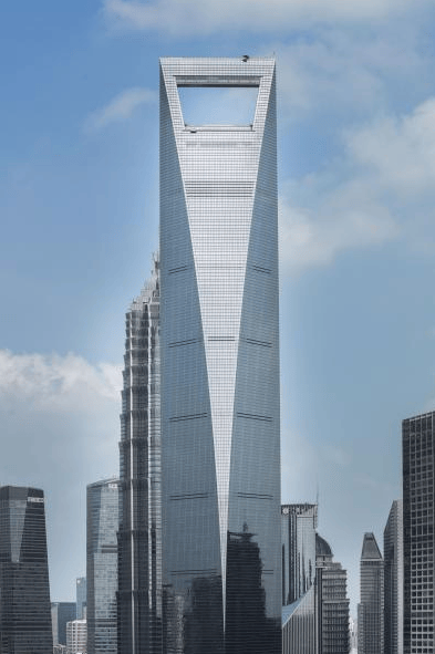 上海环球金融中心楼顶无人机对撞!对话管理方:9年已坠95架,楼顶“风洞”成黑飞重灾区!