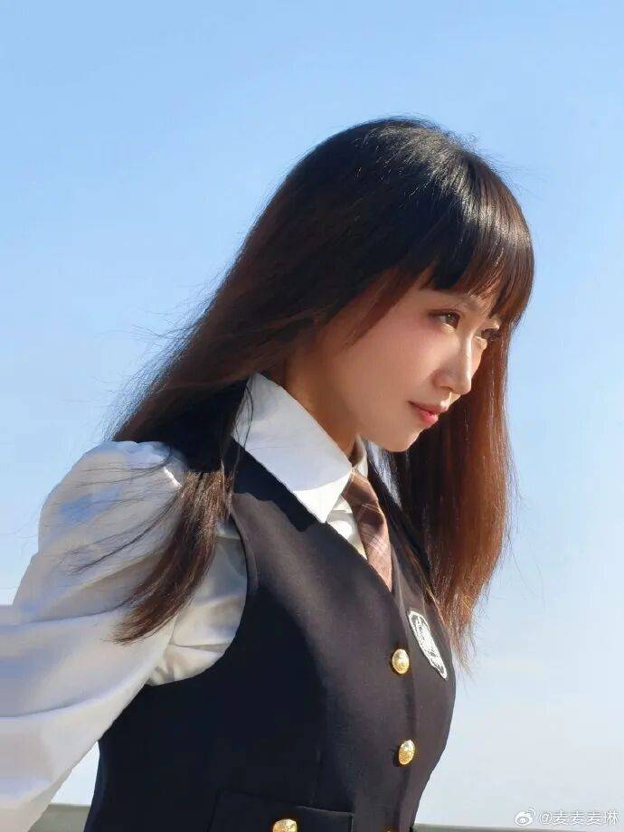 麦琳尝试制服短裙风格,被评“变化超大”:美得不敢认