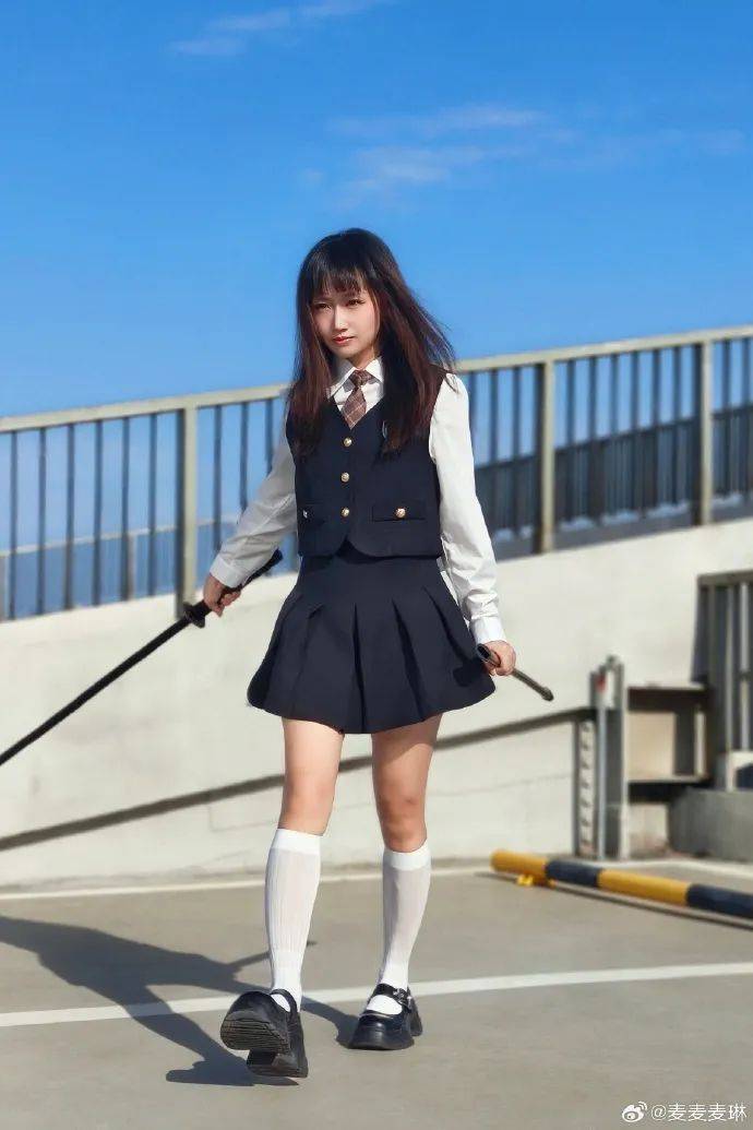 麦琳尝试制服短裙风格,被评“变化超大”:美得不敢认