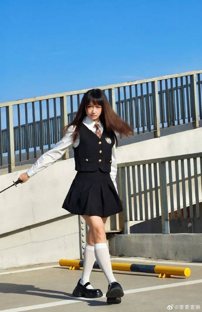 麦琳尝试制服短裙风格,被评“变化超大”:美得不敢认