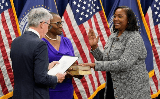 特朗普内斗火力全开！权力斗争升级，对美联储下达一条命令，意在“洗牌”理事会！