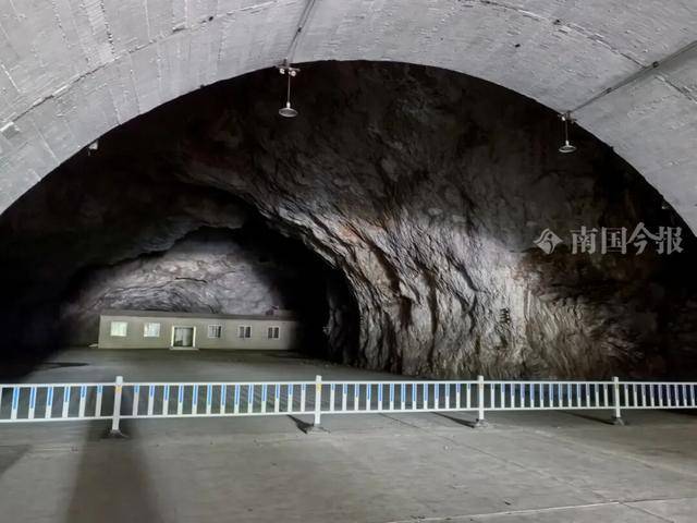 神操作!用天然溶洞停放40架飞机,这种“绝招”可能只有柳州人干得出来!