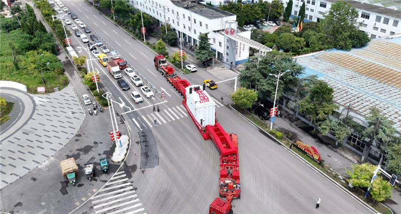 安徽淮南:400吨“巨无霸”安全抵达