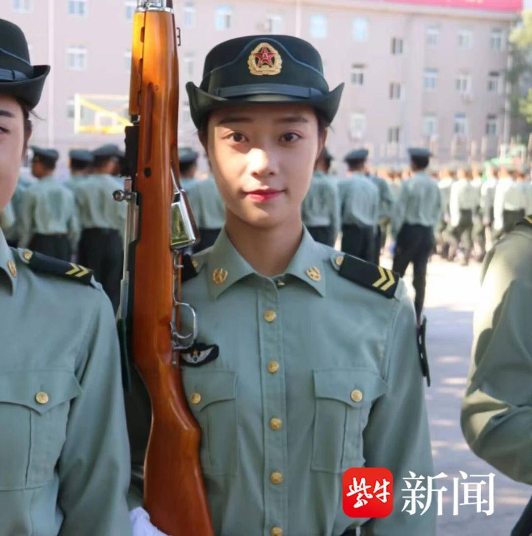 今天,来自南京湖南路女子民兵连的她们在天安门广场接受检阅