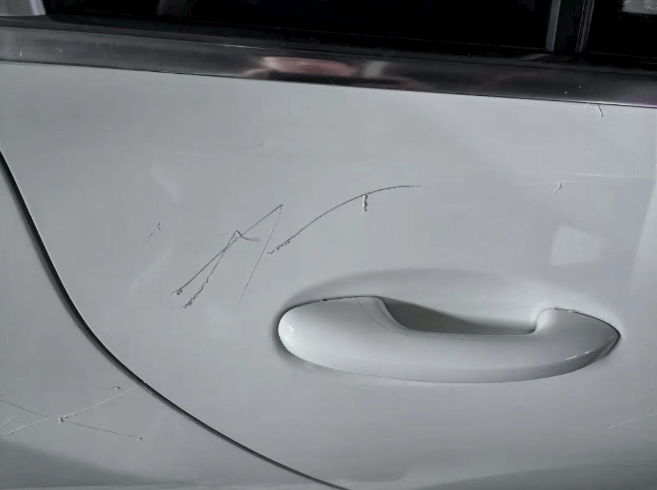 女子用铁片将邻居奔驰车划开数个口子,被采取刑事强制措施 双方曾因车门磕碰发生口角